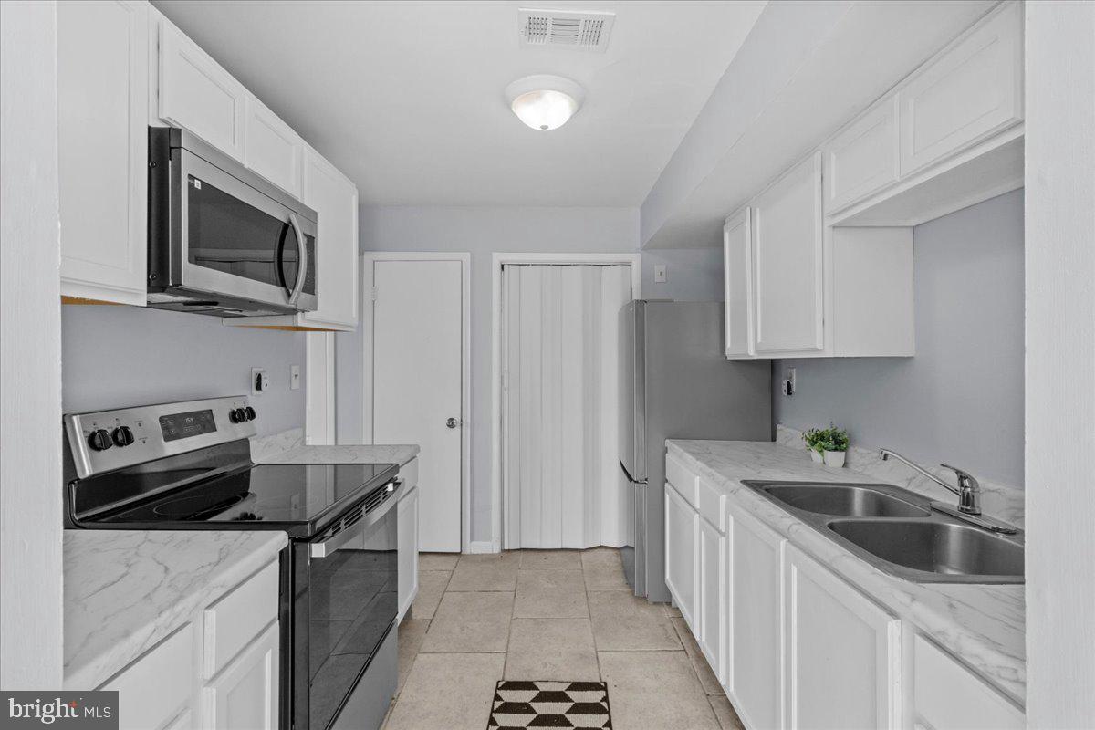 10 Longbow Court Sicklerville, NJ 08081 - Photo 10 of 26 a kitchen that has a sink and a stove top oven
