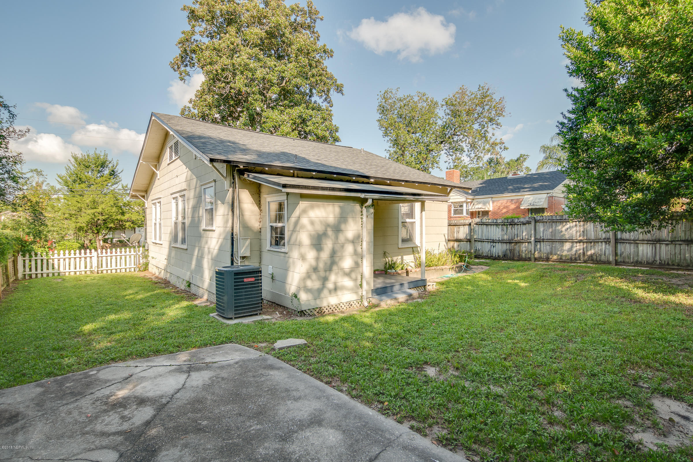 1509 Mayfair Road Jacksonville, FL 32207 - Photo 7 of 22 a front view of a house with garden