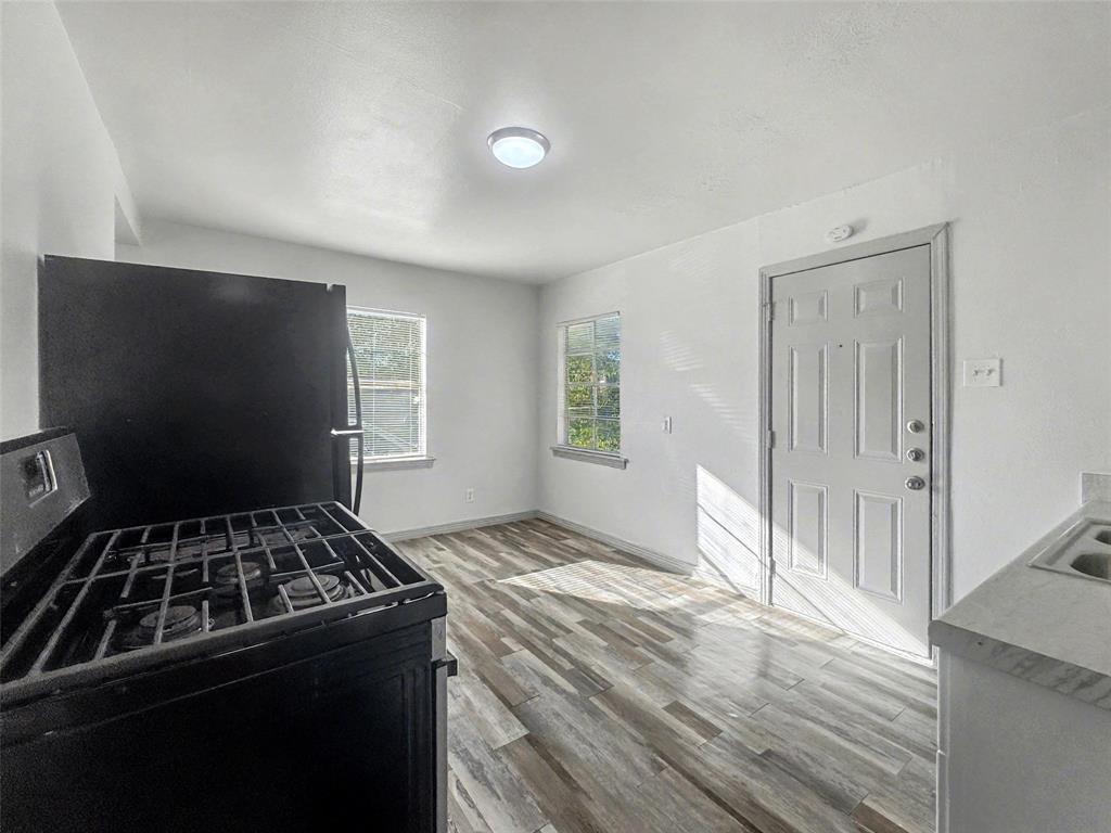 5207 Spruce Street Dallas, TX 75211 - Photo 4 of 8