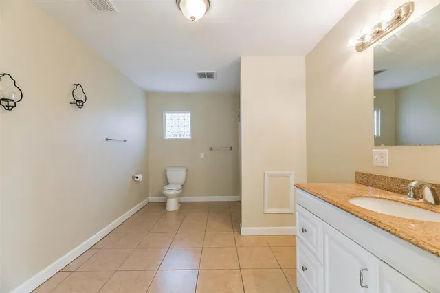 $2,400 | 11 Lyncrest Drive, Galveston, TX 77550