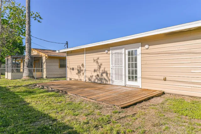 $2,400 | 11 Lyncrest Drive, Galveston, TX 77550