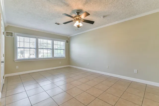 $2,400 | 11 Lyncrest Drive, Galveston, TX 77550