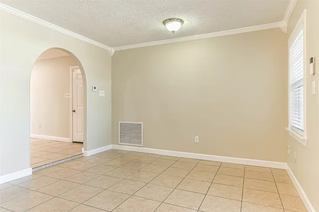 $2,400 | 11 Lyncrest Drive, Galveston, TX 77550