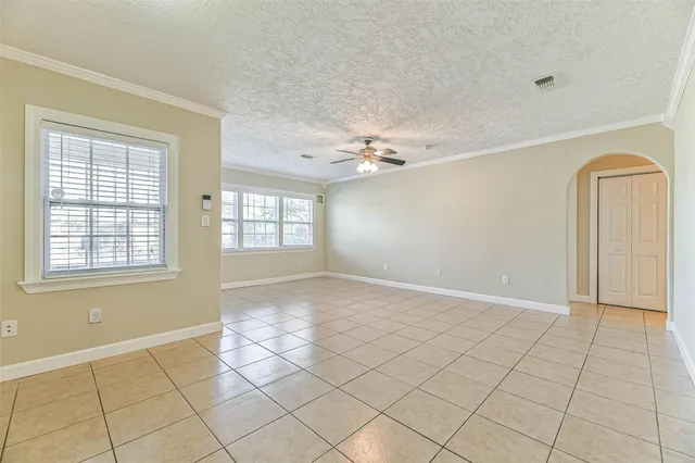 $2,400 | 11 Lyncrest Drive, Galveston, TX 77550