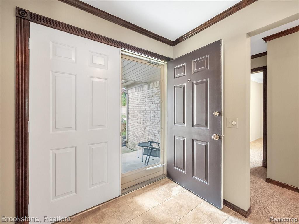 2093 Warrington Road Rochester Hills, MI 48307 - Photo 3 of 39