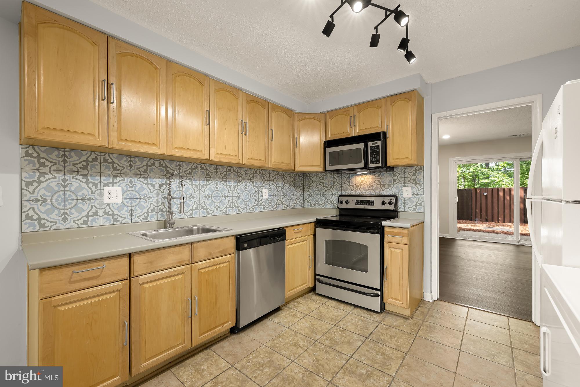 2240 Southgate Square Reston, VA 20191 - Photo 3 of 19
