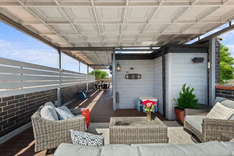 a view of entryway with seating space