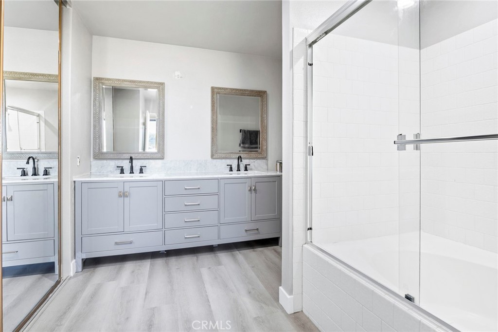 54880 Inverness Way La Quinta, CA 92253 - Photo 19 of 35 a bathroom with a double vanity sink a mirror and a bathtub