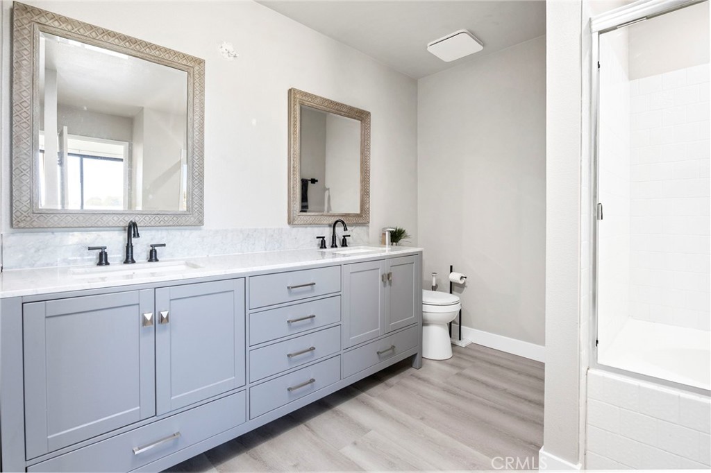 54880 Inverness Way La Quinta, CA 92253 - Photo 20 of 35 a bathroom with a double vanity sink and mirror