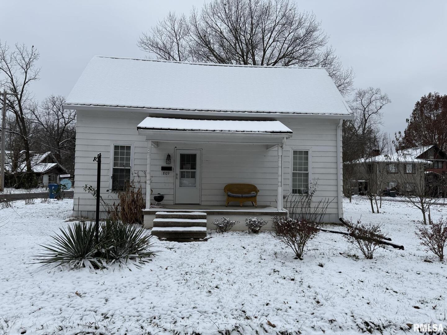 a view of the terrace with sitting area