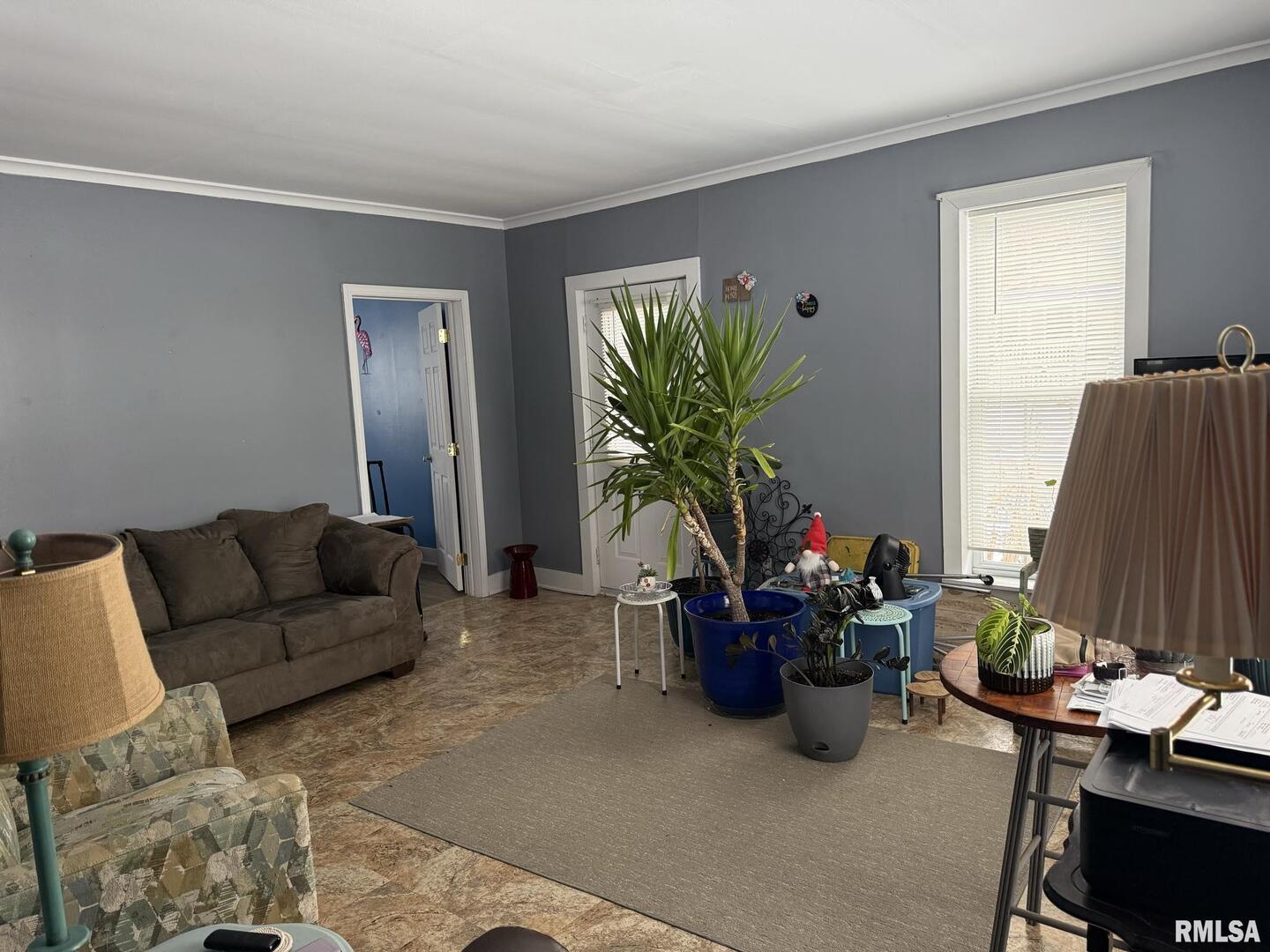 809 South Commercial Street Benton, IL 62812 - Photo 11 of 20 a living room with furniture and flowers