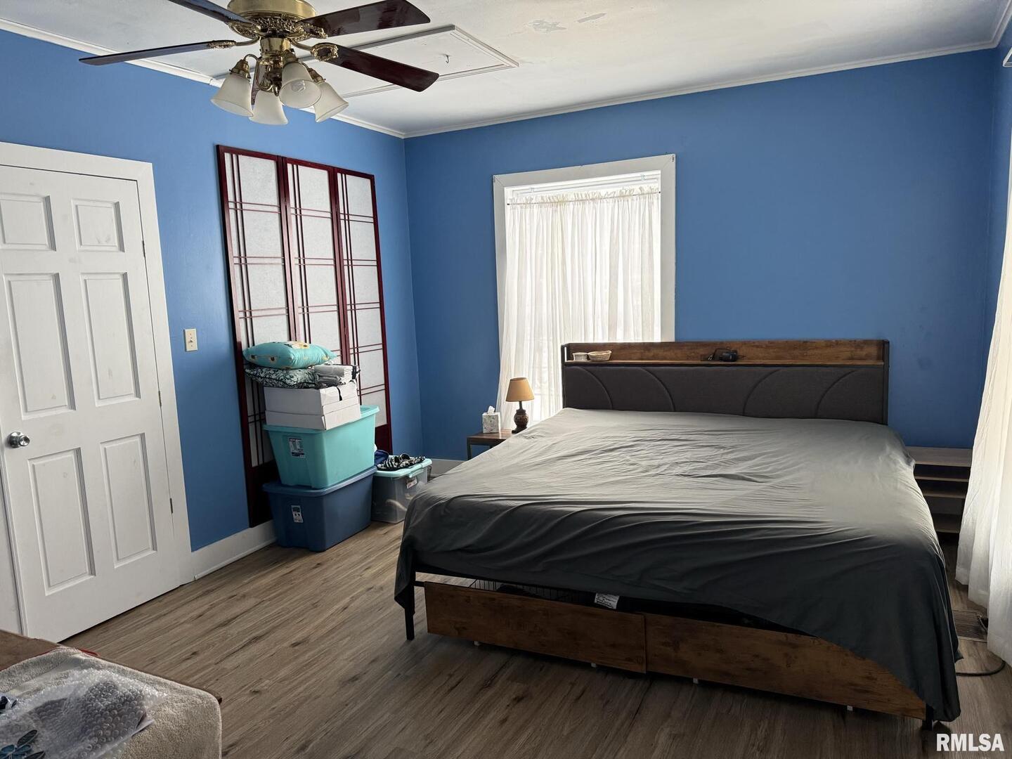 809 South Commercial Street Benton, IL 62812 - Photo 15 of 20 a bedroom with a bed and a window