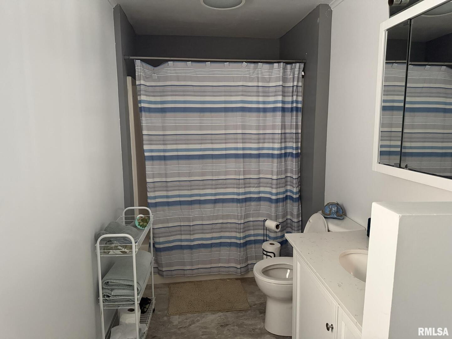 809 South Commercial Street Benton, IL 62812 - Photo 18 of 20 a bathroom with a sink toilet and shower