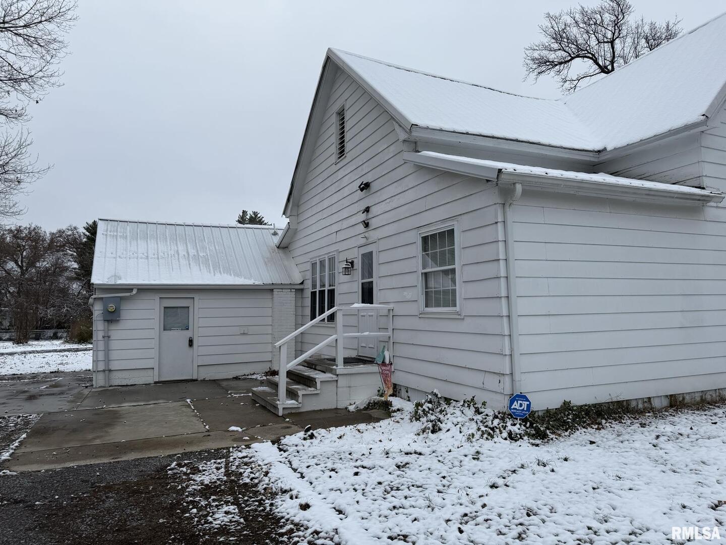 809 South Commercial Street Benton, IL 62812 - Photo 2 of 20 a view of a house with a window