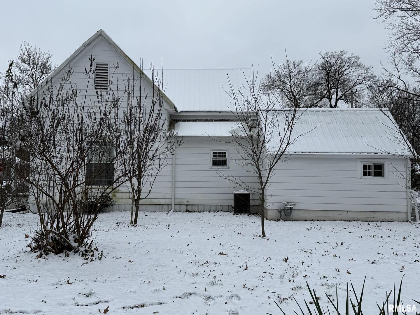 809 South Commercial Street Benton, IL 62812 - Photo 4 of 20 a front view of a house with a yard