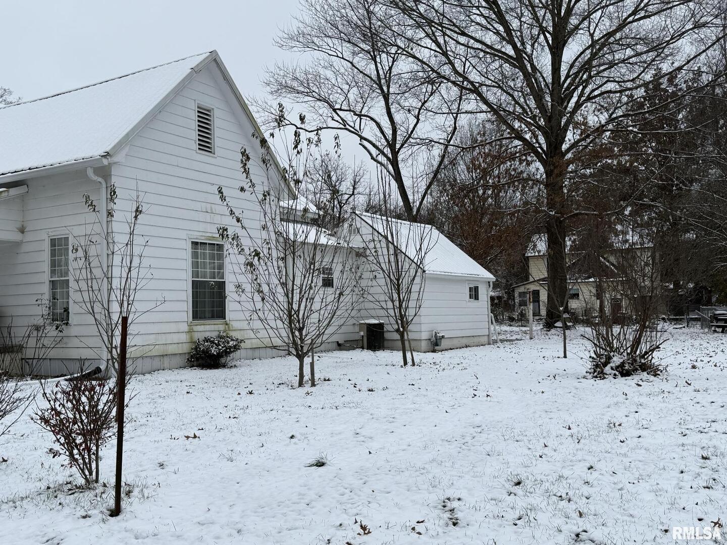 809 South Commercial Street Benton, IL 62812 - Photo 5 of 20 a view of a house with a yard covered in snow