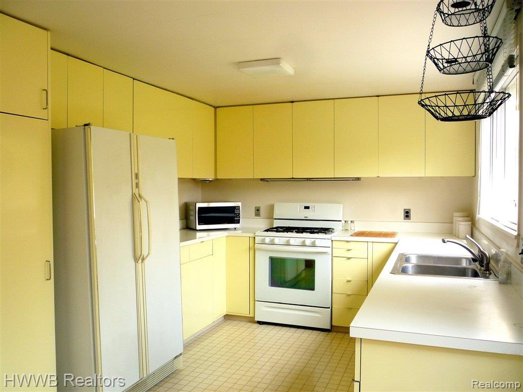 2897 West Wattles Road Troy, MI 48098 - Photo 8 of 22 Large, Bright Kitchen