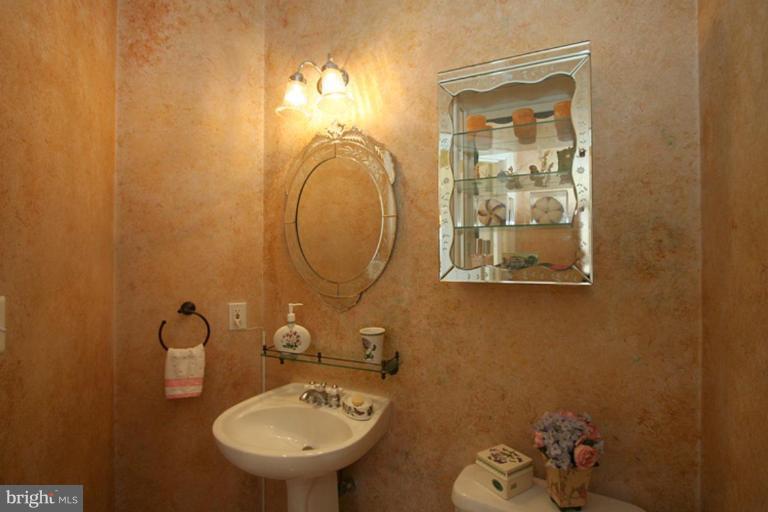 18704 Broken Oak Road Boyds, MD 20841 - Photo 11 of 26 Half Bath 1