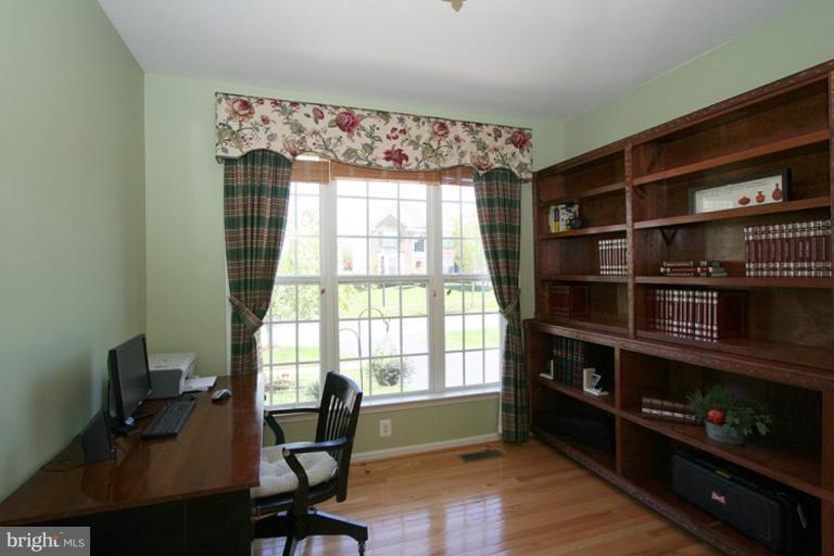 18704 Broken Oak Road Boyds, MD 20841 - Photo 12 of 26 Library