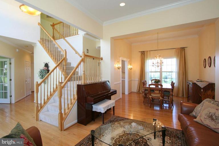 18704 Broken Oak Road Boyds, MD 20841 - Photo 5 of 26 Living Room