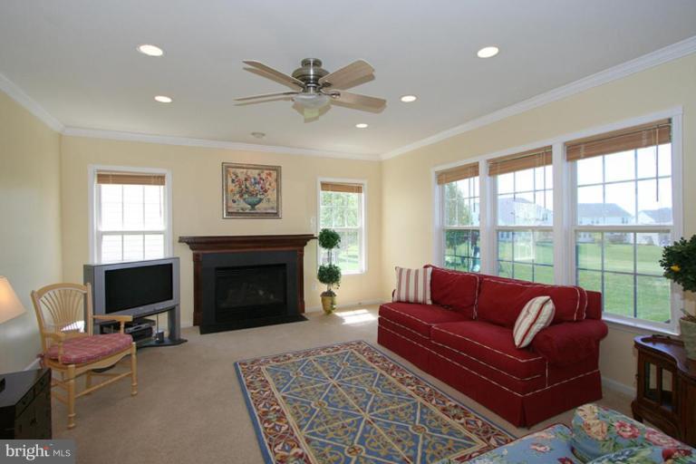 18704 Broken Oak Road Boyds, MD 20841 - Photo 10 of 26 Family Room