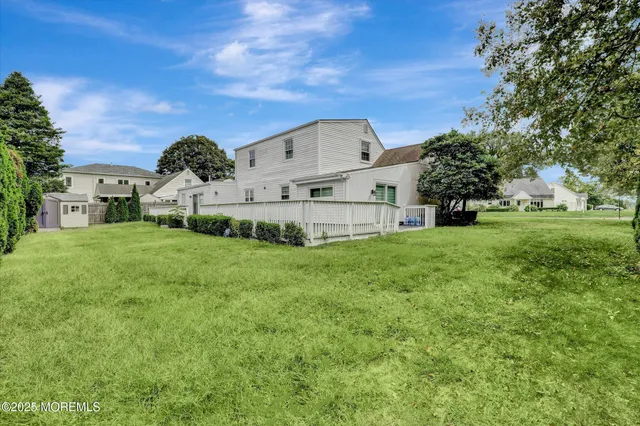 a view of a house with backyard and garden