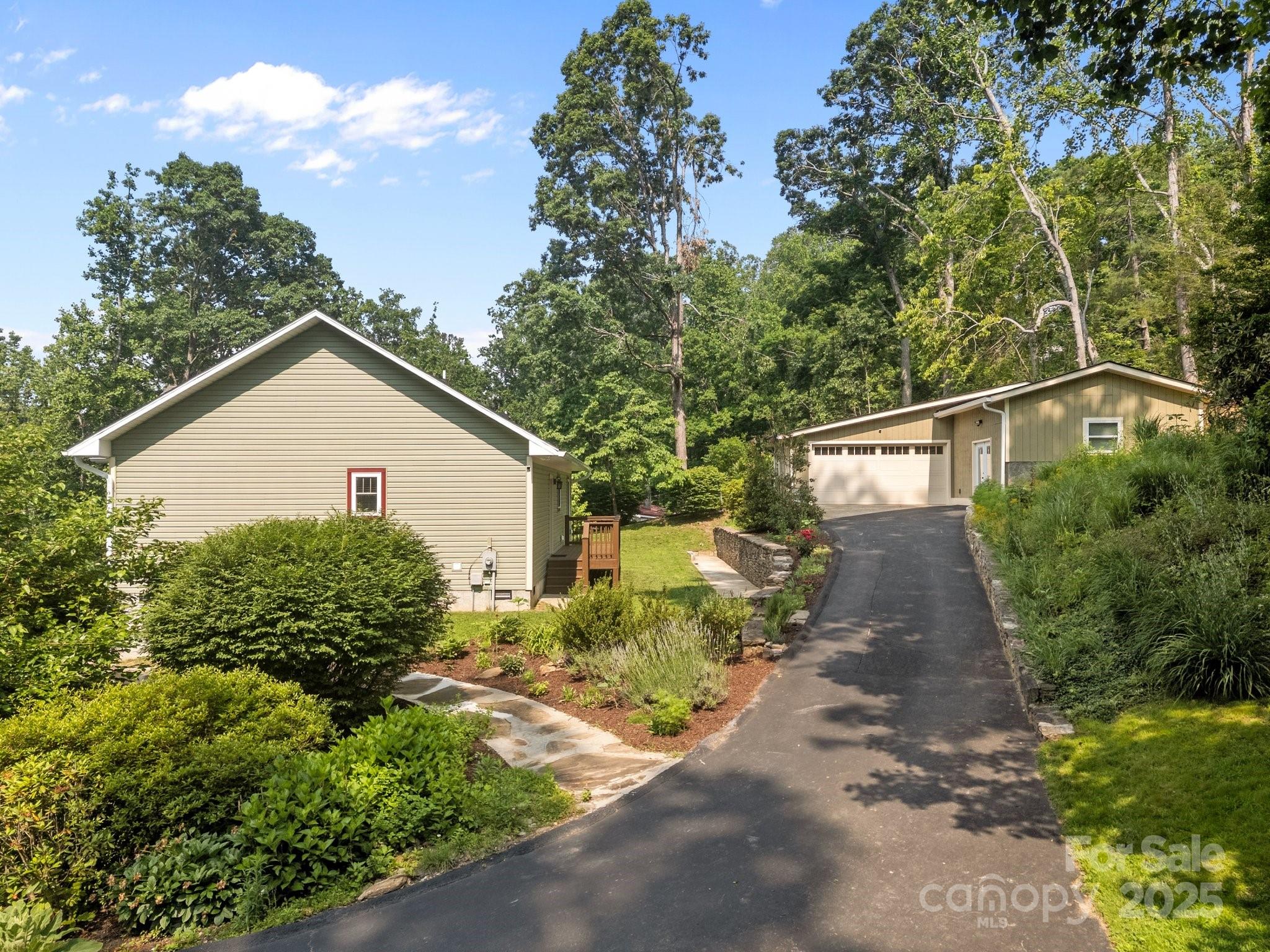 17 Laurel Road Arden, NC 28704 - Photo 2 of 45 a view of a back yard
