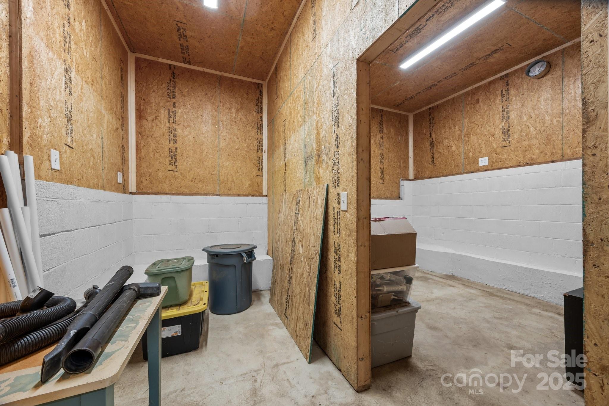 17 Laurel Road Arden, NC 28704 - Photo 30 of 45 a bathroom with a bathtub