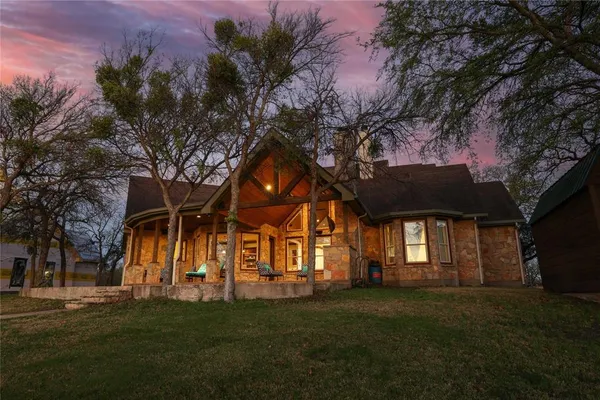 a view of house with a yard