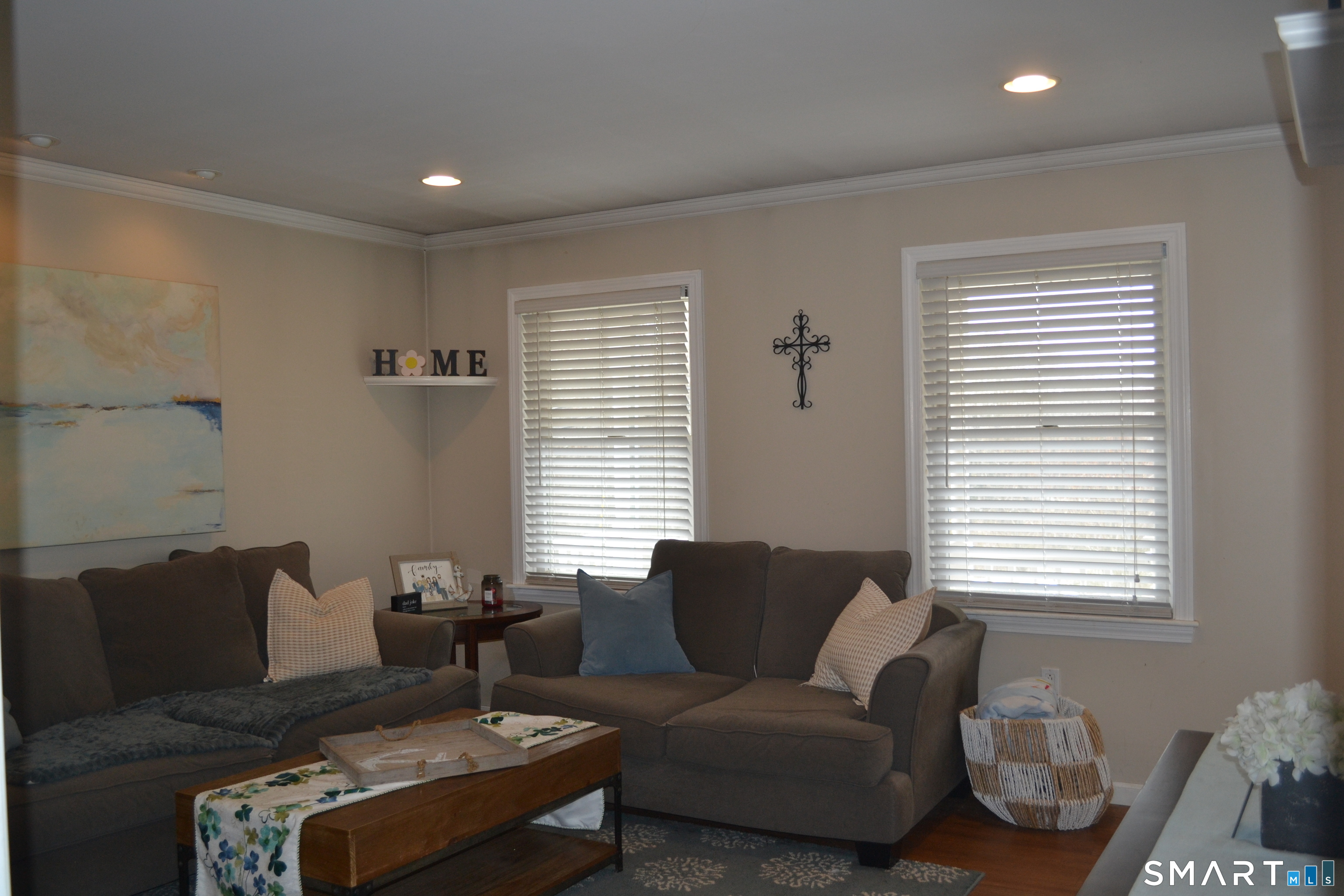 571 Old Colchester Road Montville, CT 06382 - Photo 10 of 25 Living Room