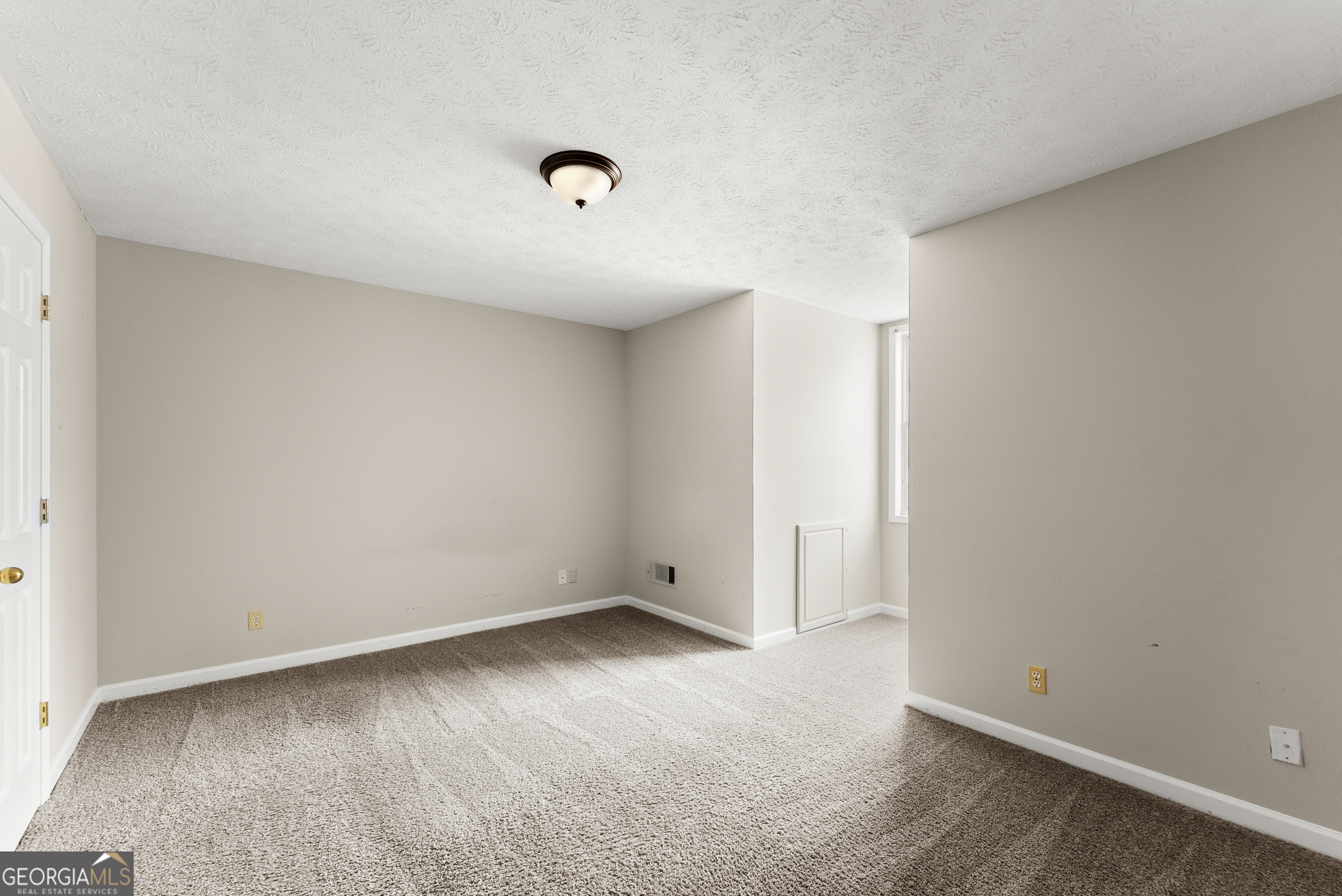 5011 Weaver Road Gainesville, GA 30507 - Photo 49 of 62 an empty room with a workbench