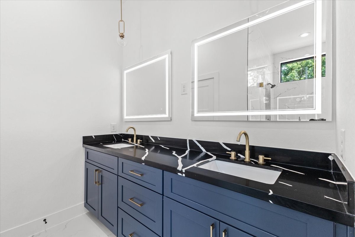 5110 Longmeadow Street, Unit B Houston, TX 77033 - Photo 18 of 25 a bathroom with a sink and a window