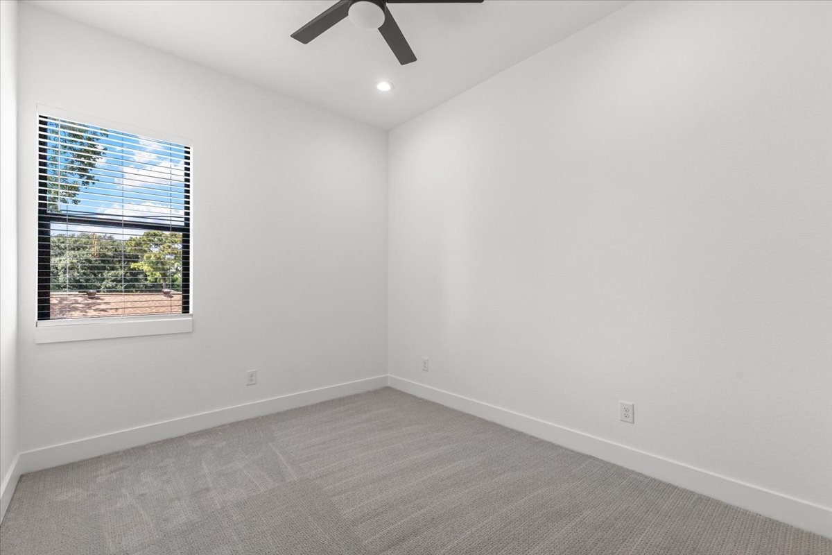 5110 Longmeadow Street, Unit B Houston, TX 77033 - Photo 22 of 25 an empty room with a window