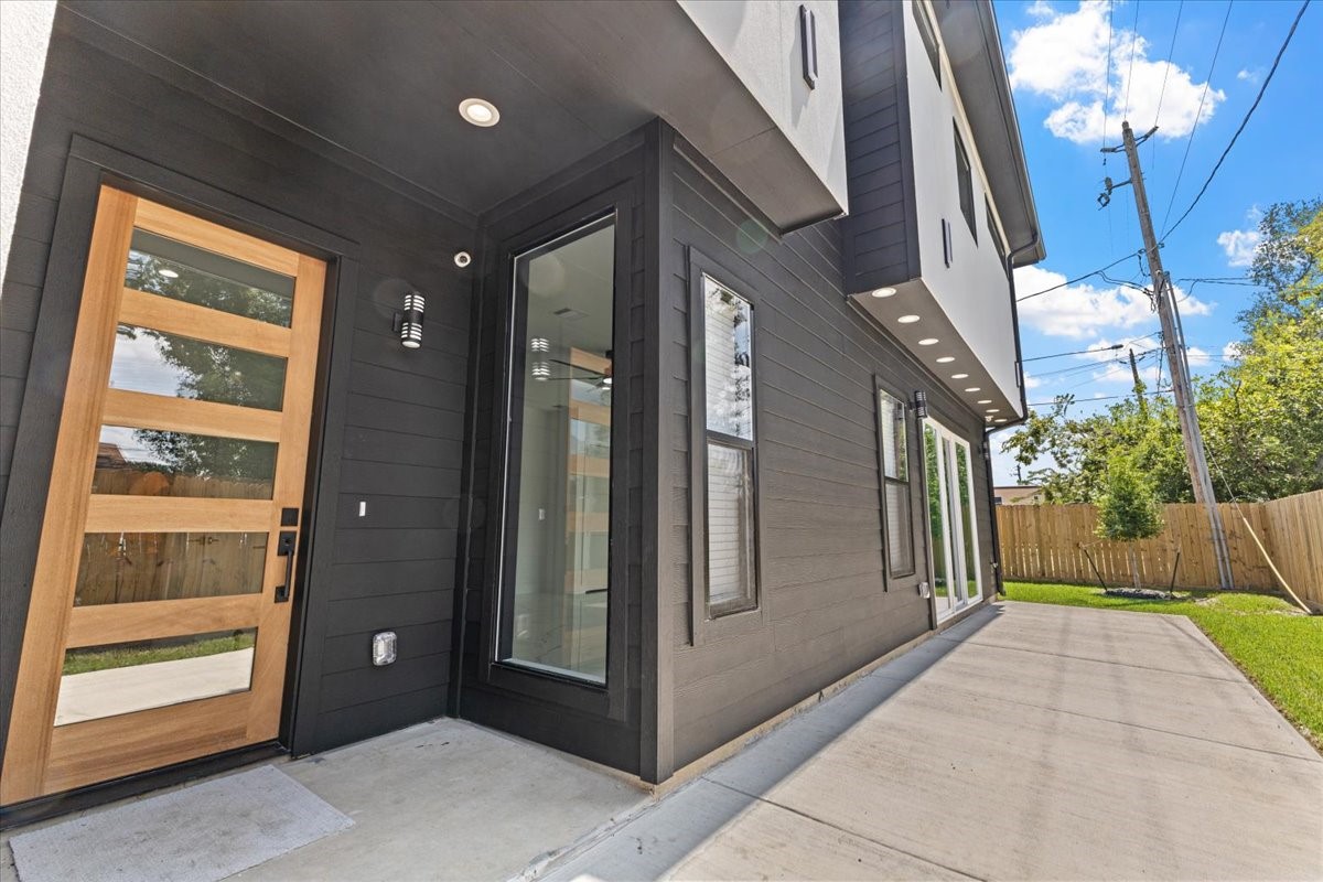 5110 Longmeadow Street, Unit B Houston, TX 77033 - Photo 3 of 25 a view of outdoor space