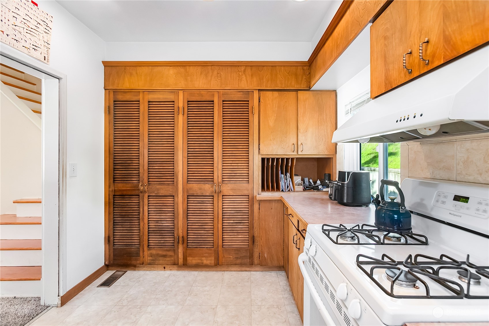 315 Shore Drive Bremerton, WA 98310 - Photo 18 of 38 a kitchen with a stove a sink and a refrigerator