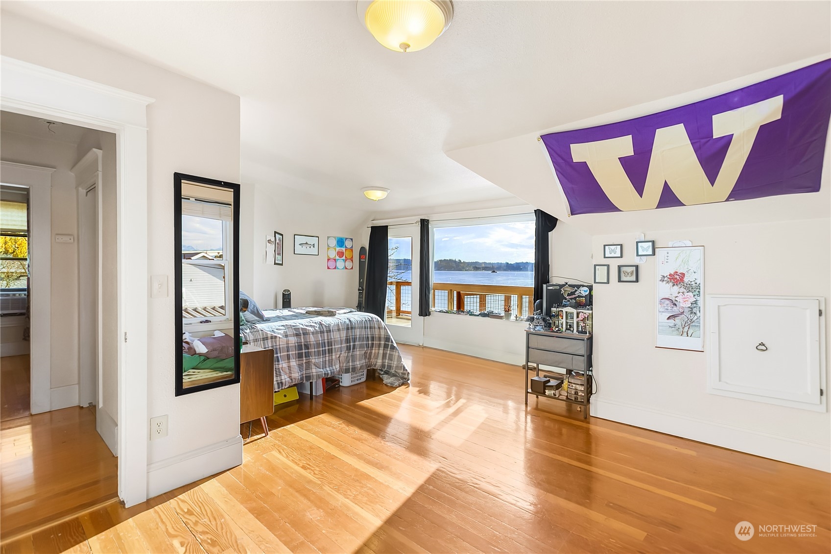 315 Shore Drive Bremerton, WA 98310 - Photo 22 of 38 a living room with a furniture and a flat screen tv