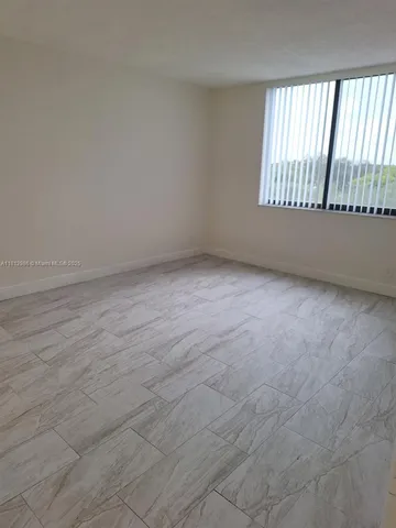 a view of entryway with door