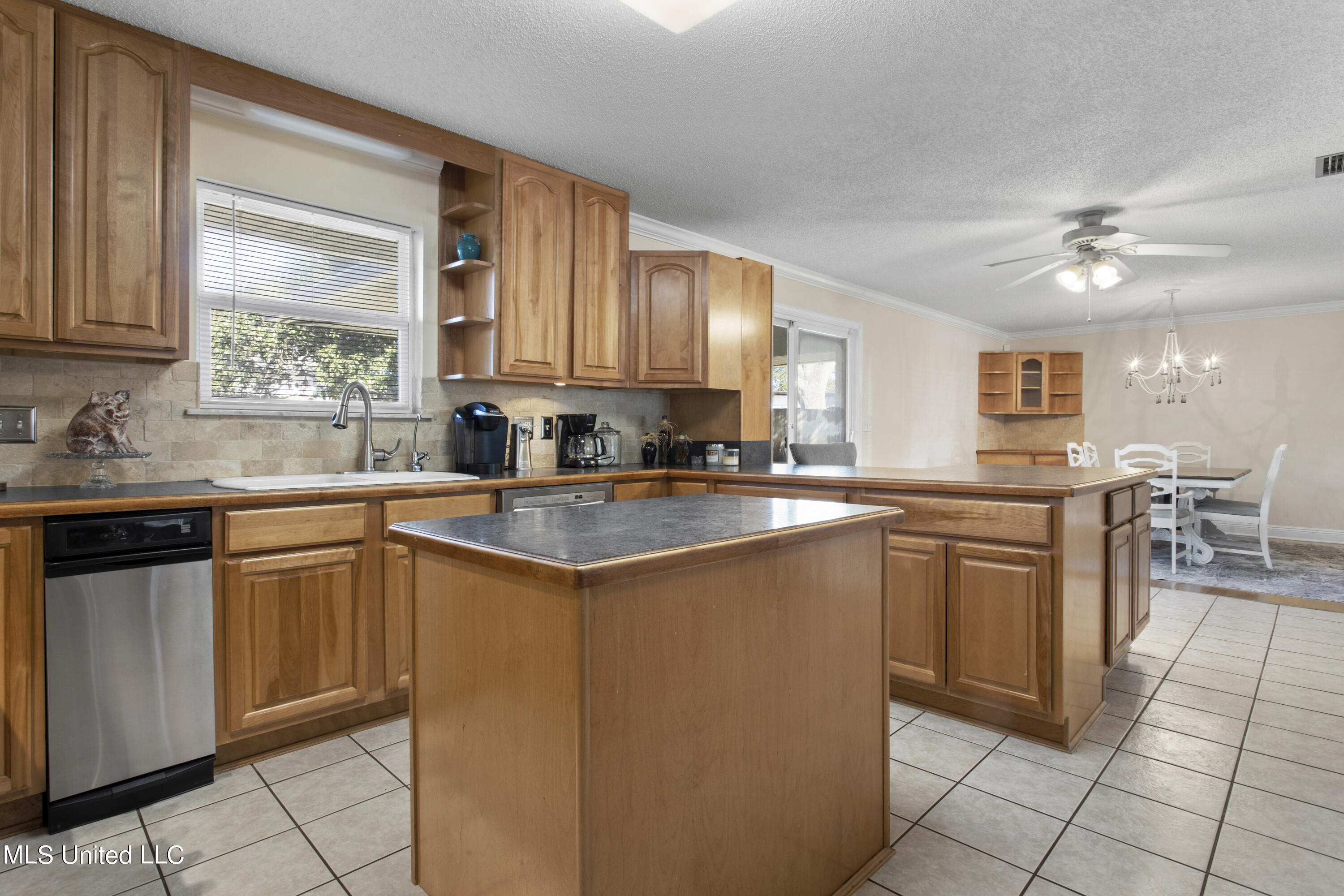 1056 Cherokee Street Biloxi, MS 39530 - Photo 15 of 27 010