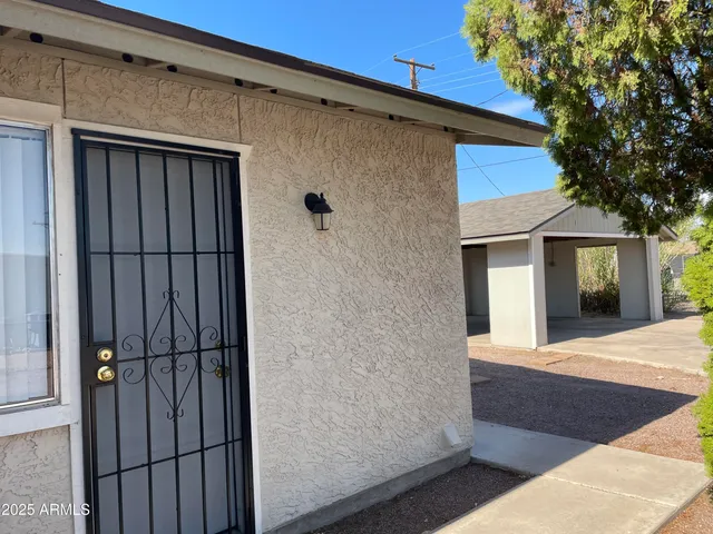a view of backyard of the house