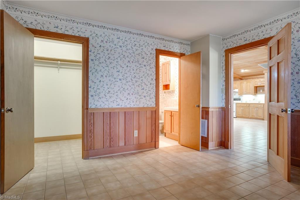 170 Dillingham Road Winston-Salem, NC 27105 - Photo 21 of 34 2nd bedroom with full bathroom