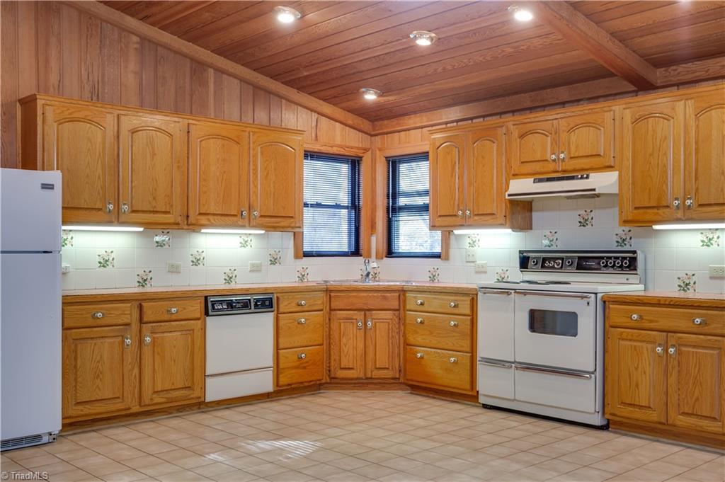 170 Dillingham Road Winston-Salem, NC 27105 - Photo 8 of 34 Open concept kitchen