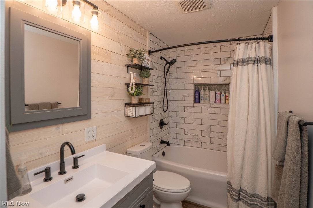 1590 Sunnyacres Road Akron, OH 44321 - Photo 27 of 47 Full Bathroom