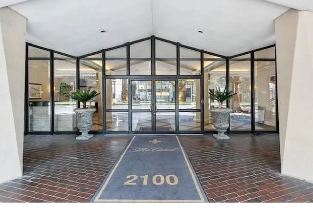 $3,500 | 2100 St Charles Avenue, Unit 3M, New Orleans, LA 70130
