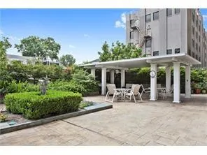 $3,500 | 2100 St Charles Avenue, Unit 3M, New Orleans, LA 70130