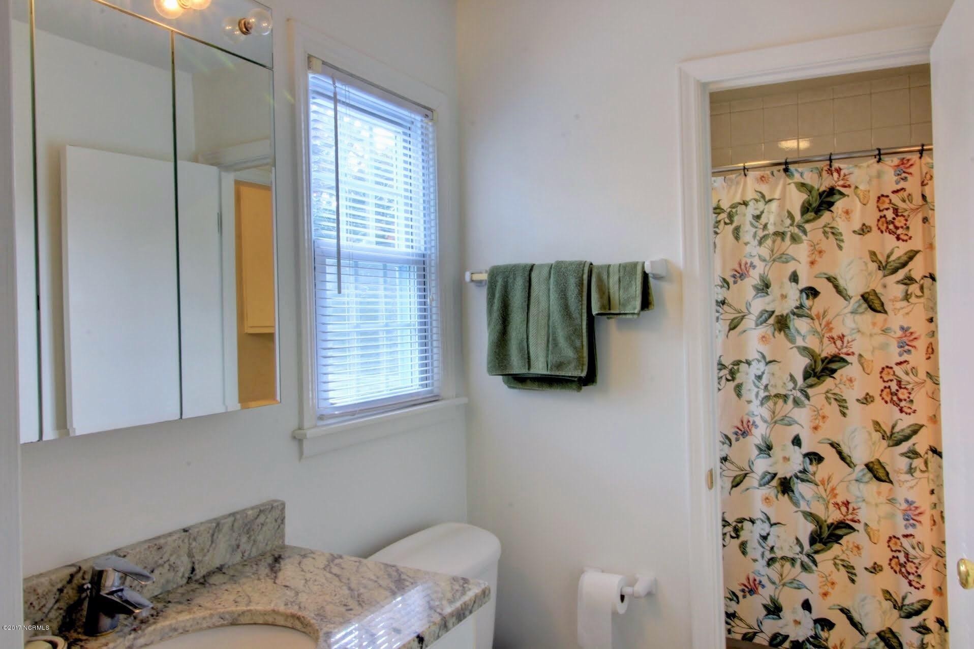 596 Robin Road Morehead City, NC 28557 - Photo 28 of 40 Jack and Jill Bathroom