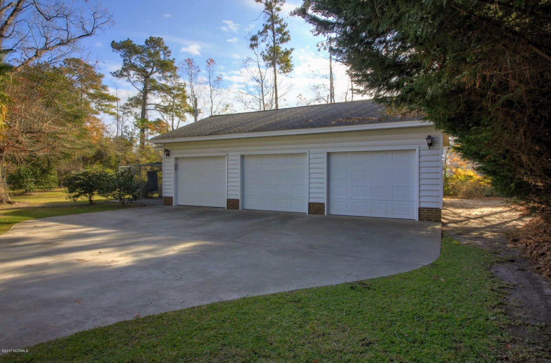 596 Robin Road Morehead City, NC 28557 - Photo 38 of 40 Three Car Garage