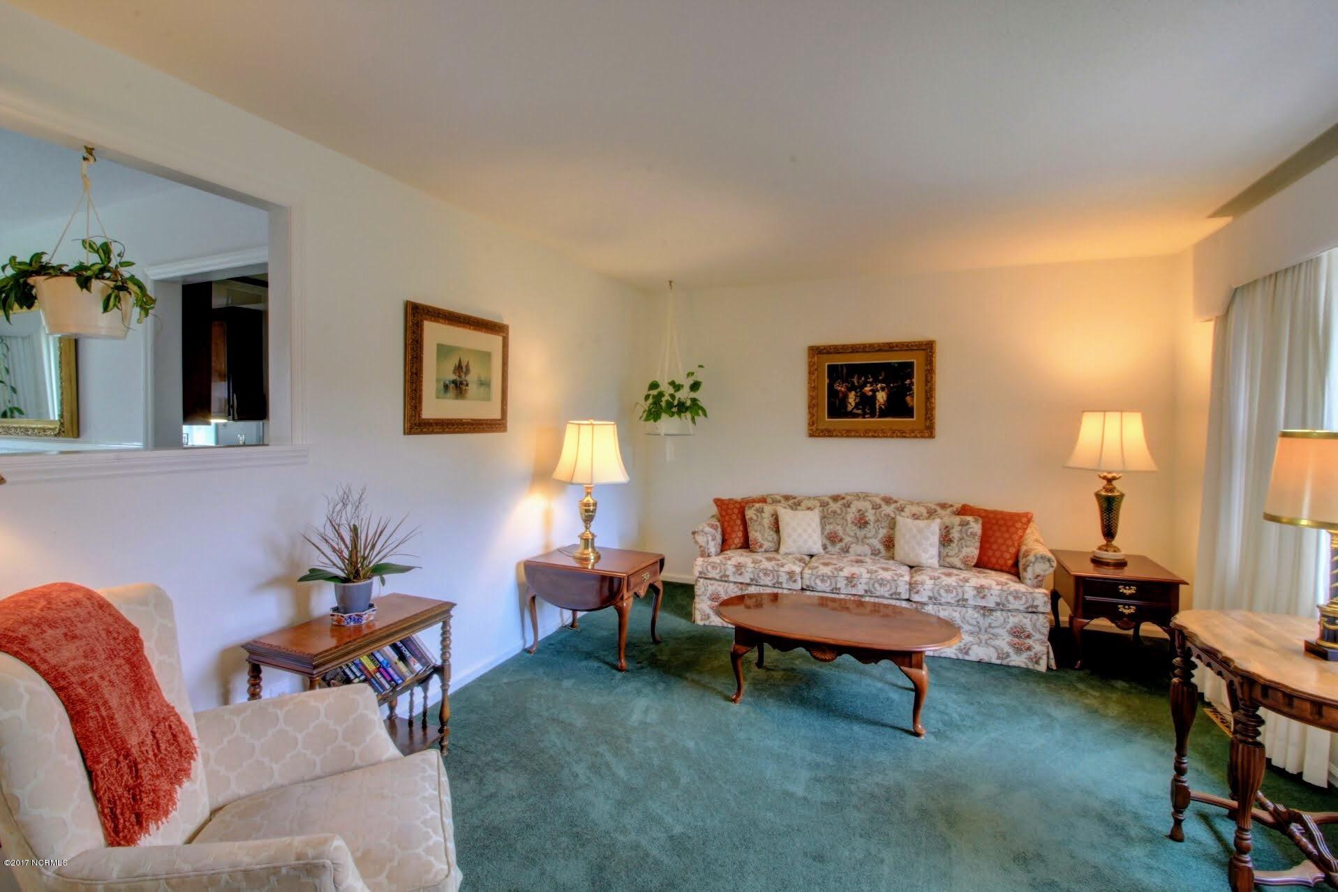 596 Robin Road Morehead City, NC 28557 - Photo 8 of 40 Living Room