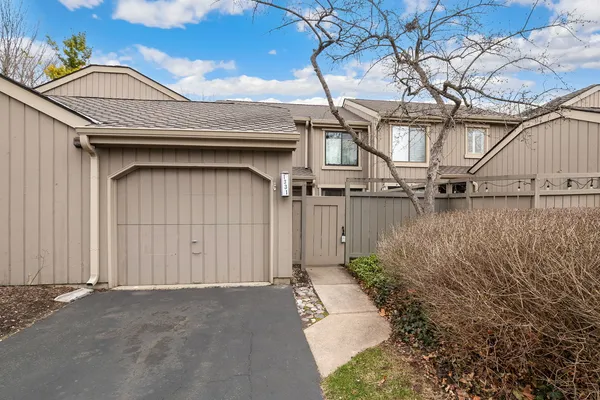 $350,000 | 1331 Oak Hill Road, Lake Barrington, IL 60010