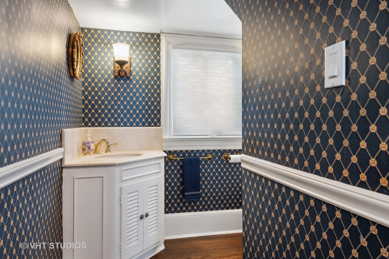 160 Sheridan Road Glencoe, IL 60093 - Photo 15 of 42 a bathroom with a sink and a mirror
