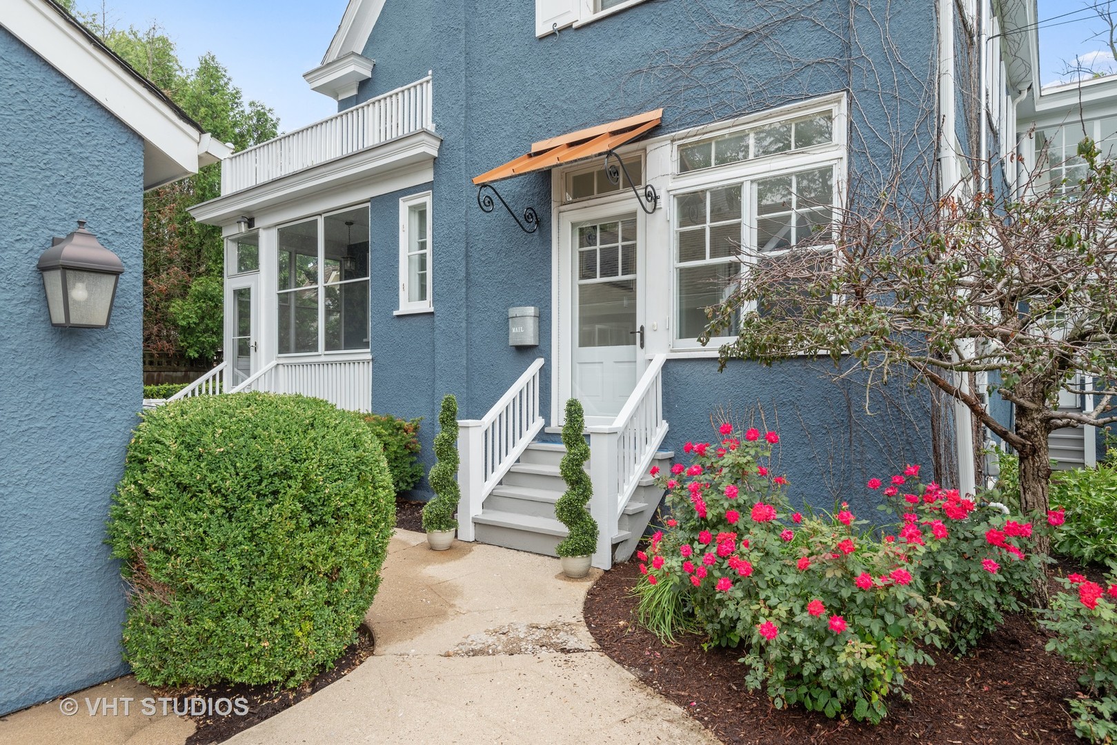 160 Sheridan Road Glencoe, IL 60093 - Photo 2 of 42 a front view of a house with a yard